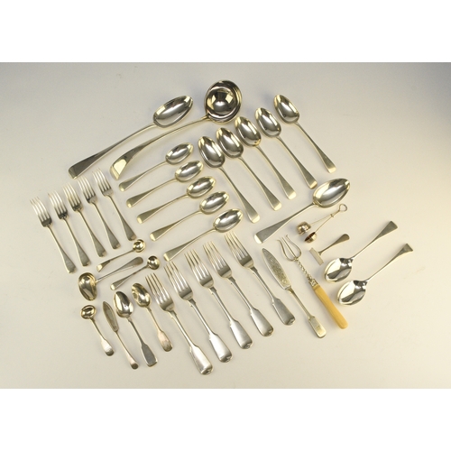 5 - A canteen of silver Old English pattern flatware, Josiah Williams & Co, London 1908, comprising; twe... 