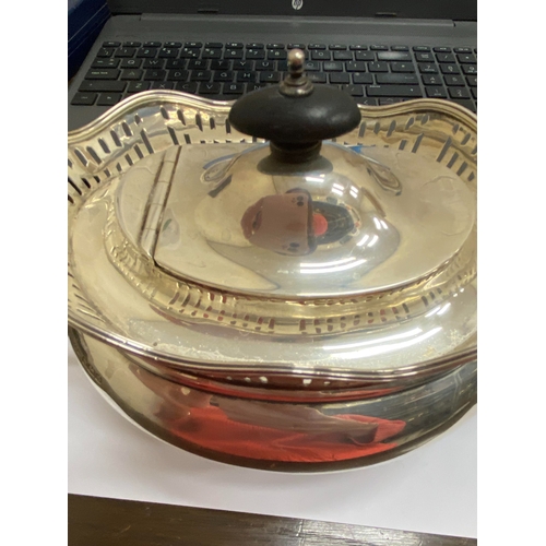 7 - An early 20th century three piece silver tea service, Sibray, Hall & Co Ltd, Sheffield 1923, each pi... 