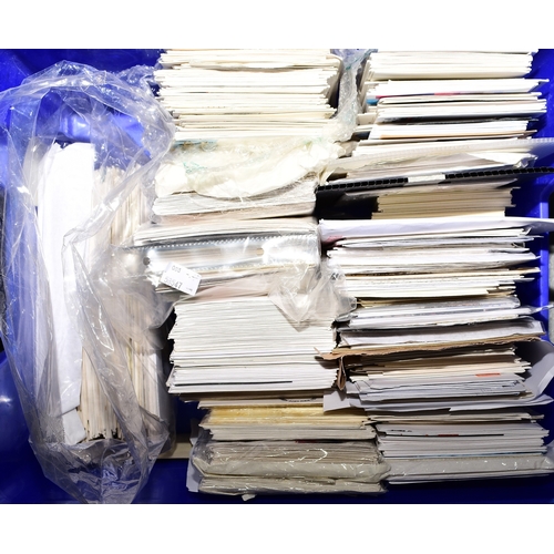 140 - Great Britain First Day Covers and Commemorative Covers: a massive accumulation in 2 crates. Mainly ... 