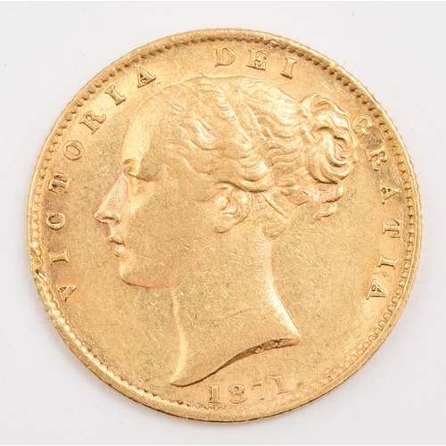 300 - Victoria Gold Young Head Sovereign, shield back, dated 1871, within fitted case