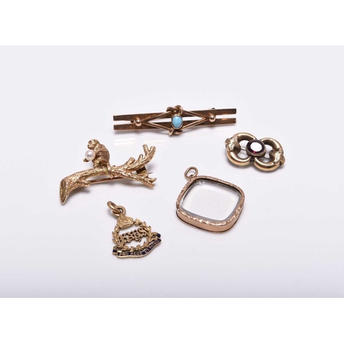 373 - A 9ct gold novelty monkey bar brooch, designed as a crouching monkey sat on a stylised textured bran... 