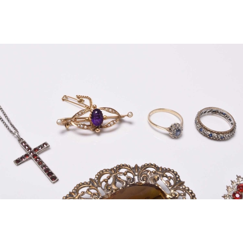 383 - An early 20th century amethyst and split seed pearl bar brooch, stamped '9ct', together with a 9ct g... 