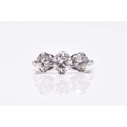 19 - A graduated three stone diamond ring, the brilliant cut diamonds claw set in white metal to white me... 