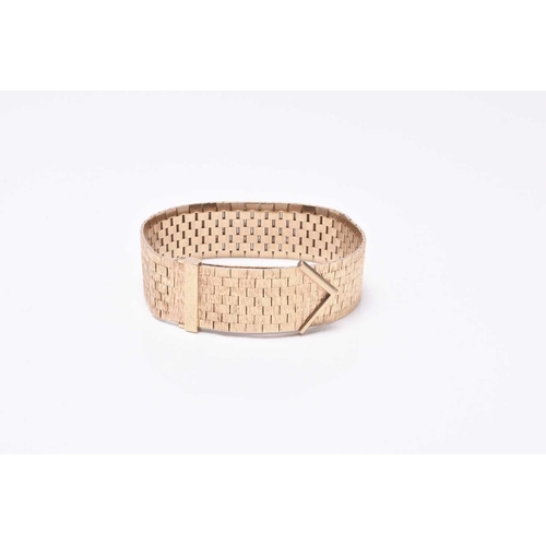 20 - A 9ct yellow gold stylised buckle bracelet, formed of textured brick links, the slide clasp with tex... 