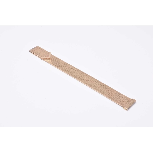 20 - A 9ct yellow gold stylised buckle bracelet, formed of textured brick links, the slide clasp with tex... 