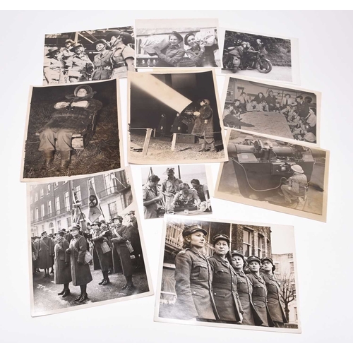 67 - PRESS PHOTOGRAPHY, Second World War. Eleven Second World War black and white photographs of British ... 