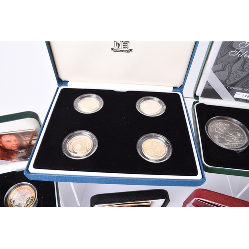 189 - An assorted collection of U.K silver and cupro-nickel commemorative coinage comprising crowns, two p... 