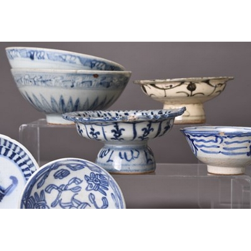 1 - A group of Chinese blue and white porcelain, mainly Ming Dynasty Including various teabowls, rice bo... 