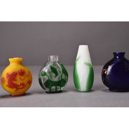 169 - A group of eight various Chinese glass and agate snuff bottles 20th century Largest 7cm (8)