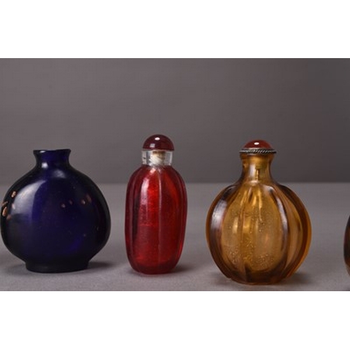 169 - A group of eight various Chinese glass and agate snuff bottles 20th century Largest 7cm (8)