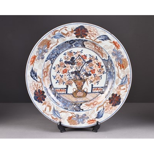 199 - Two Japanese Imari dishes, Edo era Each decorated with a central flower vase, within multiple border... 