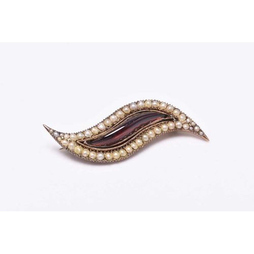 105 - A late 18th / early 19th century garnet and split seed pearl brooch, of wave form, with central cabo... 