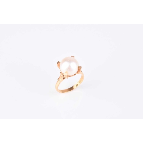 107 - A single cultured pearl ring, size J, stamped 'k18', weight approx 4.1g