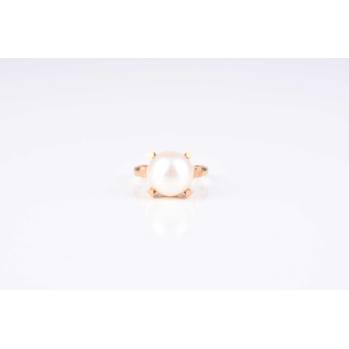 107 - A single cultured pearl ring, size J, stamped 'k18', weight approx 4.1g