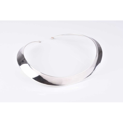 127 - A Georg Jensen silver collarette by Vivianna Torun with two interchangeable quartz pendants, the sil... 