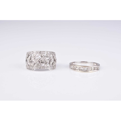 189 - A graduated Princess cut diamond ring, the nine diamonds channel set in white metal to white metal s... 