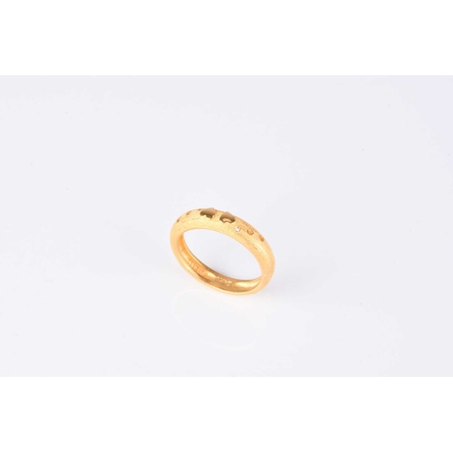 231 - A yellow metal textured band, with double heart motif, the shank stamped '24k', weight approx 3.6g