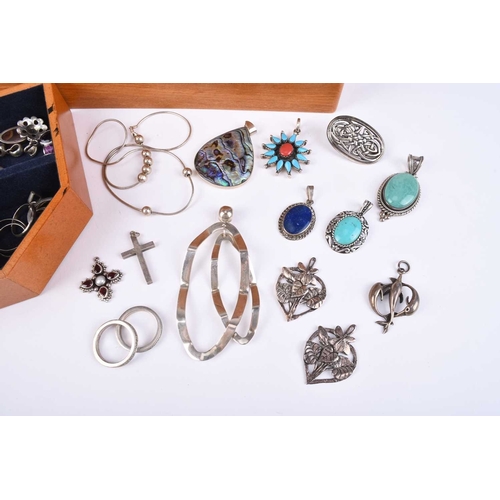 232 - A small collection of jewellery and costume jewellery, to include; a 9ct gold coloured diamond clust... 