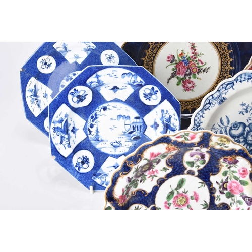 22 - A group of 18th century English porcelain, comprising a Worcester blue dessert plate with central fl... 