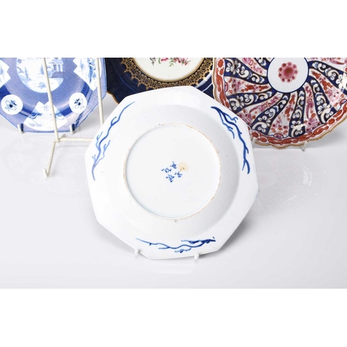 22 - A group of 18th century English porcelain, comprising a Worcester blue dessert plate with central fl... 