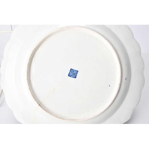 22 - A group of 18th century English porcelain, comprising a Worcester blue dessert plate with central fl... 