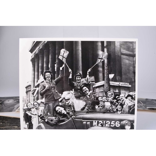 32 - PRESS PHOTOGRAPHY - Second World War, a mixed group of black and white and some wirephotos, by vario... 