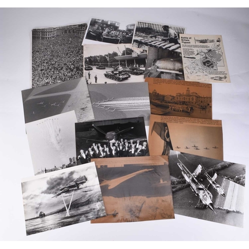 32 - PRESS PHOTOGRAPHY - Second World War, a mixed group of black and white and some wirephotos, by vario... 