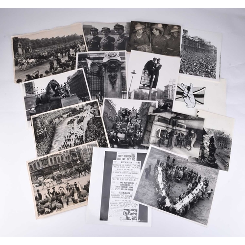 32 - PRESS PHOTOGRAPHY - Second World War, a mixed group of black and white and some wirephotos, by vario... 