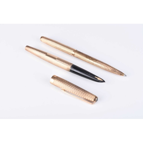 121 - A 9ct gold Parker fountain pen, together with a 9ct gold Parker ball point pen (2)