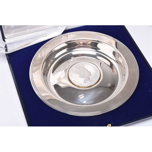 74 - A cased silver commemorative Alms dish, Pobjoy Mint Limited, London 1977, together with a silver cre... 