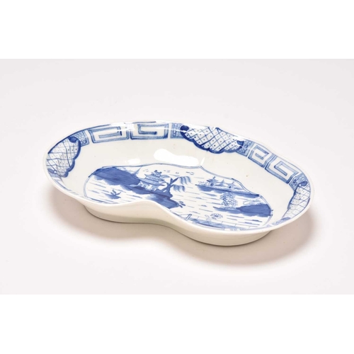 25 - An uncommon Caughley 'Weir' kidney-shaped dessert dish, circa 1785-93, painted in underglaze blue wi... 