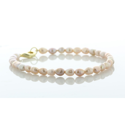 124 - 4.5 - 5.0mm freshwater cultured pearl bracelet with a gold plated clasp.
Pearl quality AAA. This bra... 