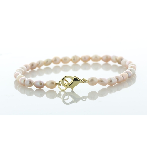 124 - 4.5 - 5.0mm freshwater cultured pearl bracelet with a gold plated clasp.
Pearl quality AAA. This bra... 