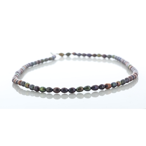 132 - 4.5 - 5.0mm freshwater cultured pearl necklace with a silver plated clasp.
Pearl quality AAA. This n... 