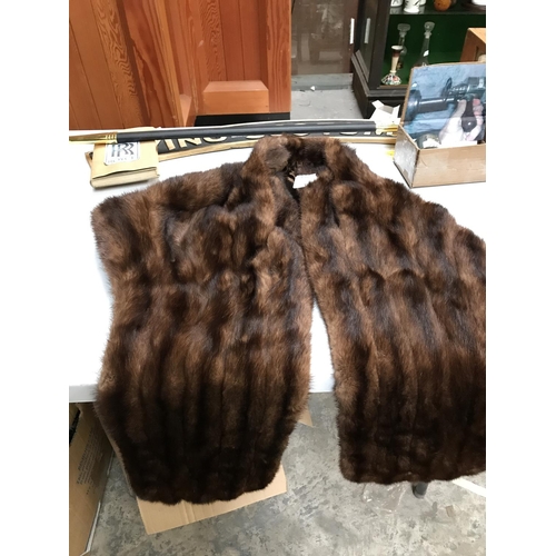 214 - A 1950/1960's FUR STOLE WITH LINING AND DRAPES