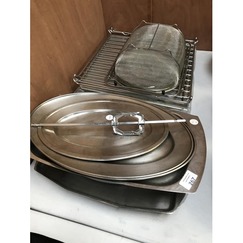 267 - A COLLECTION OF KITCHENALIA TO INCLUDE USED STAINLESS STEEL TRAYS AND OVEN / GRILL TRAYS (NEW)