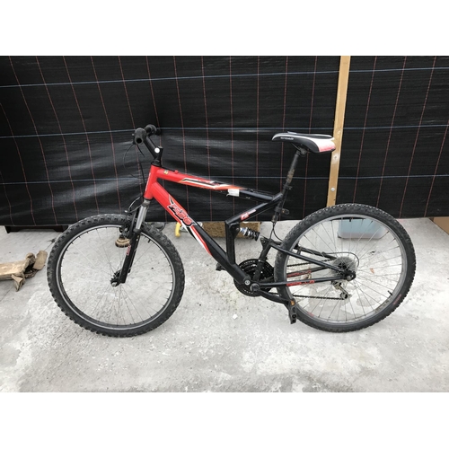 18 - AN APOLLO FS26 MOUNTAIN BIKE WITH 18 SPEED SHIMANO GEAR SYSTEM