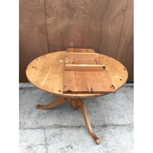 633 - A CIRCULAR PINE EXTENDING DINING TABLE