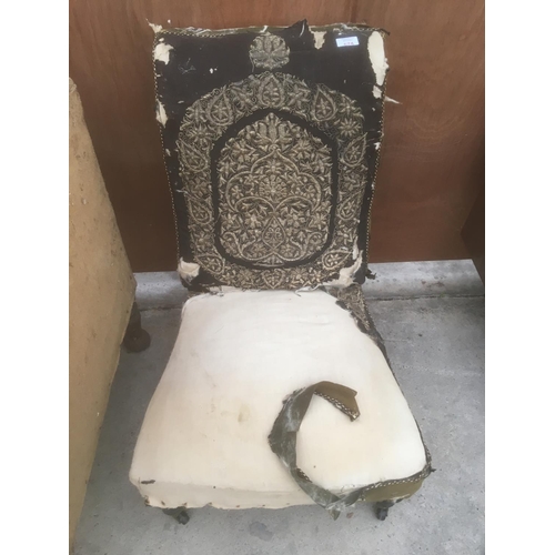 674 - AN EARLY 20TH CENTURY BEDROOM CHAIR ON TURNED EBONISED SUPPORTS WITH CASTERS (FOR RESTORATION)