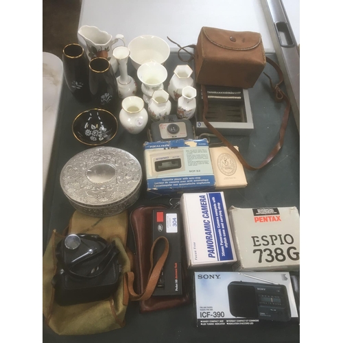 304 - A MIXED GROUP OF ITEMS TO INCLUDE 'SONY' RADIO, VARIOUS OTHER CAMERA EQUIPMENT, FURTHER CERAMICS ETC