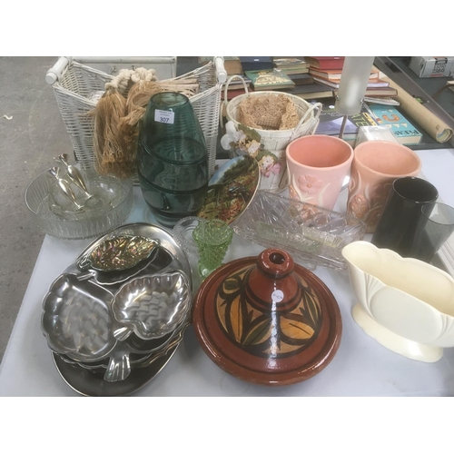 307 - A MIXED GROUP OF HOUSEHOLD ITEMS TO INCLUDE VARIOUS GLASS AND CERAMICS, BASKETS ETC