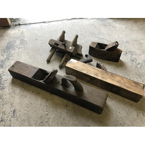 134 - A GROUP OF VINTAGE WOODEN TOOLS TO INCLUDE THREE WOODEN PLANES