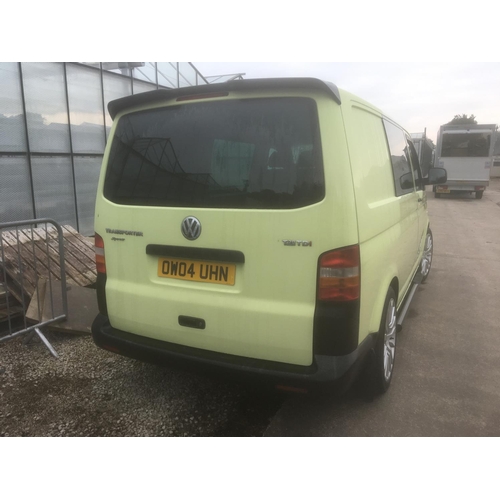 69 - A VOLKSWAGEN TRANSPORTER SPORT T28 104 TDI VAN IN LIME GREEN AND BLACK, 2004 YEAR OF MANUFACTURE, 12... 