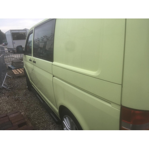 69 - A VOLKSWAGEN TRANSPORTER SPORT T28 104 TDI VAN IN LIME GREEN AND BLACK, 2004 YEAR OF MANUFACTURE, 12... 