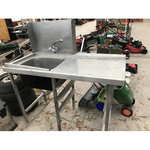 40 - A STAINLESS STEEL CATERING SINK UNIT WITH SPLASHBACK