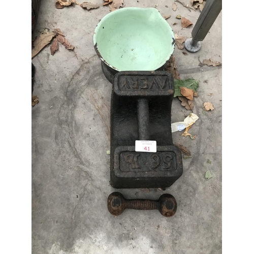 41 - AN AVERY 56LB WEIGHT, A VINTAGE 2 LB DUMBELL WEIGHT AND AN ENAMELLED CAST IRON BOWL