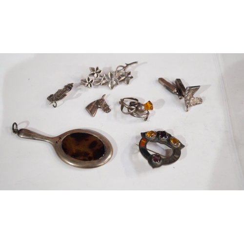 465 - A MIXED GROUP OF ITEMS TO INCLUDE A SILVER BROOCH WITH AMBER STYLE STONE, A SILVER MINIATURE MIRROR ... 