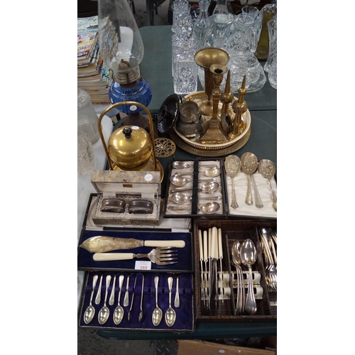 389 - A LARGE QUANTITY OF SILVER PLATED WARES TO INCLUDE BOXED FLATWARE AND FURTHER SILVER PLATE (QTY)