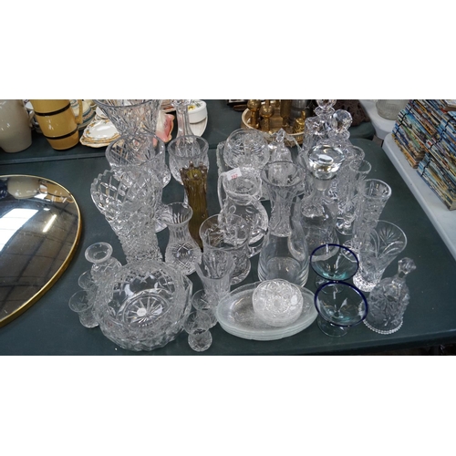 392 - A LARGE QUANTITY OF ASSORTED GLASSWARE TO INCLUDE CUT GLASS TRUMPET VASE ETC (QTY)