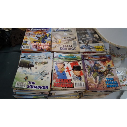 394 - A LARGE COLLECTION OF 'COMMANDO' MILITARY MAGAZINES (QTY)